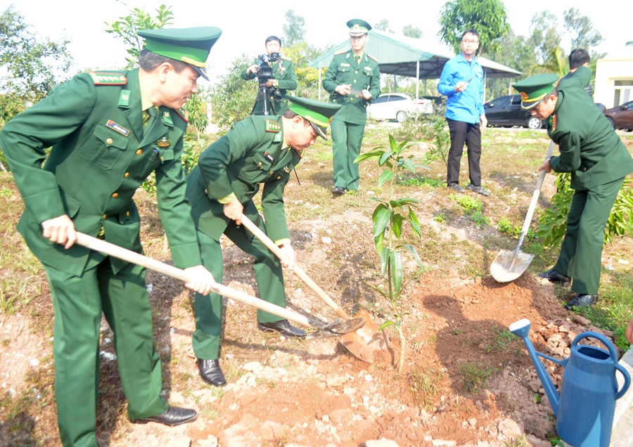 Lãnh đạo Bộ Chỉ huy BĐBP tỉnh trồng cây tại khuân viên Trạm KSBP Tuần Châu.