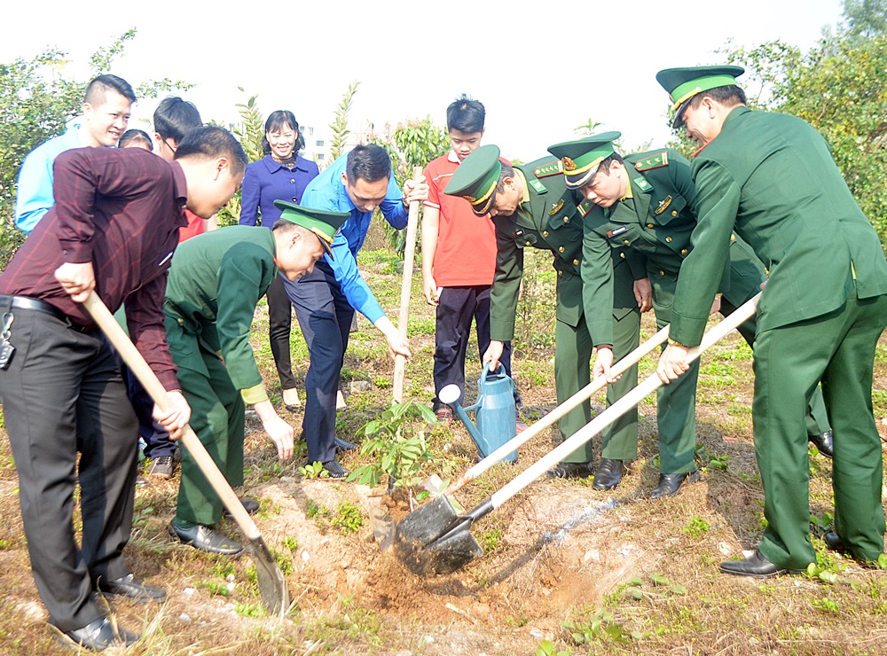 Cán bộ, chiến sĩ, chính quyền địa phương, đoàn thanh niên, học sinh tham gia trồng cây.