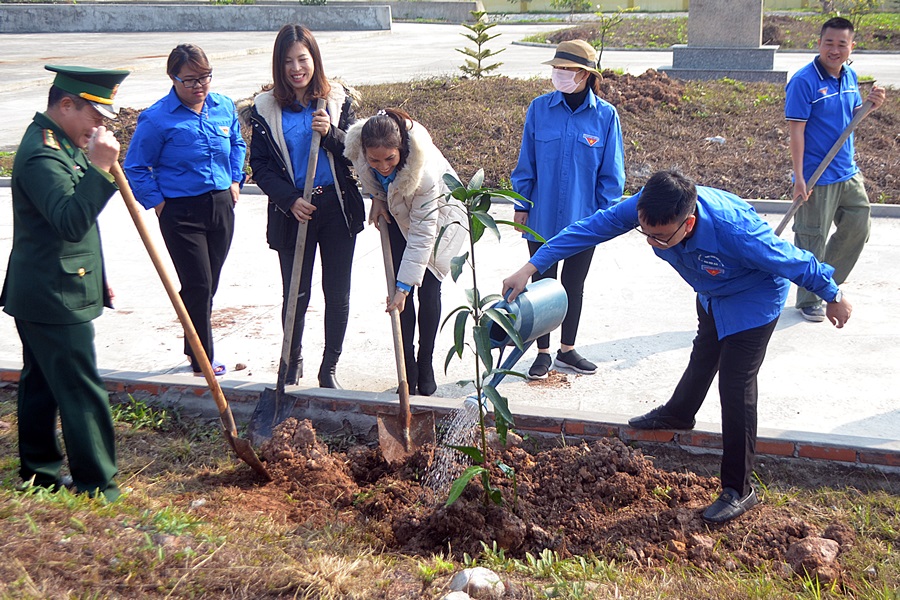 Đoàn thanh niên phường Tuần Châu (TP Hạ Long) tham gia trồng cây tại khuân viên Trạm KSBP Tuần Châu.