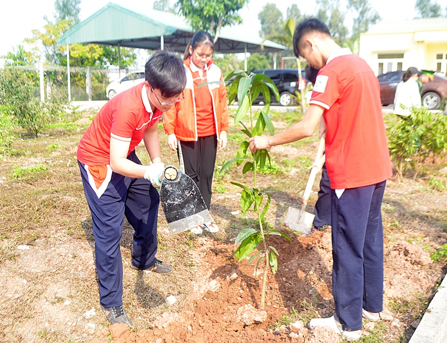 Các em học sinh phường Tuần Châu tham gia trồng cây tại lễ phát động của BĐBP tỉnh.