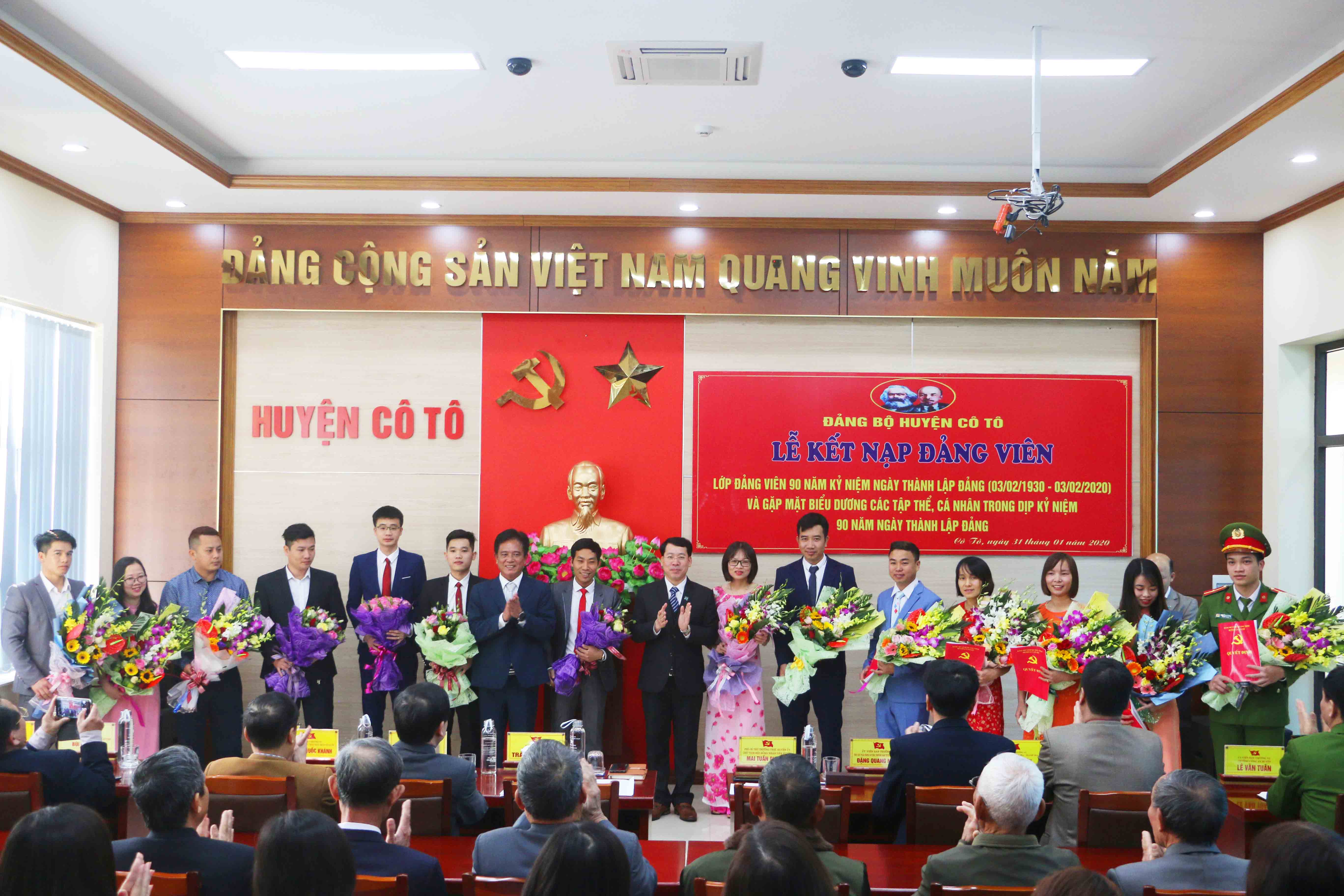 Các đồng chí trong Thường trực Huyện ủy tặng hoa chúc mừng các đồng chí đảng viên mới