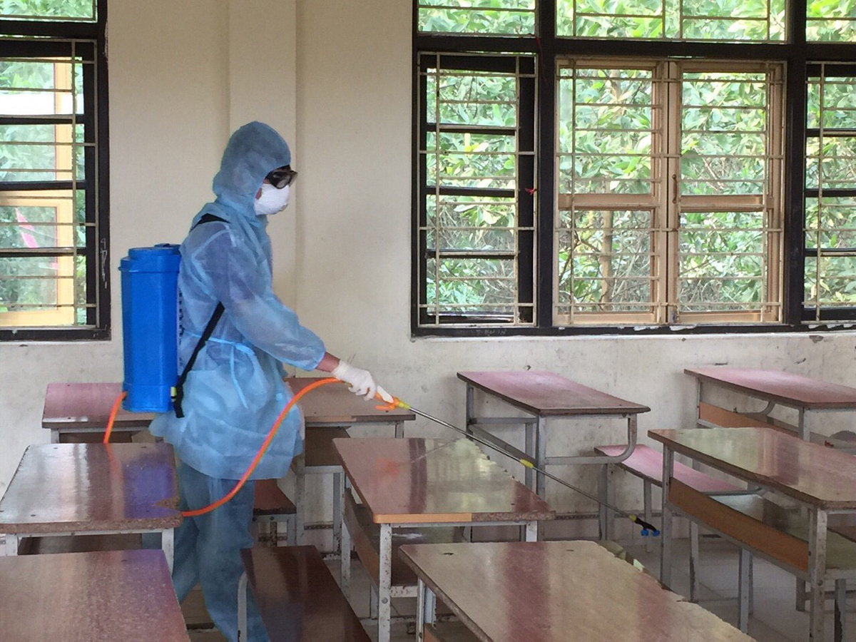 Huyện Hải Hà thực hiện phun thuốc khử trùng tại các trường học trên địa bàn huyện, trước khi bước vào ngày học của các em học sinh sau nghỉ tết Nguyên đán Canh Tý 2020.