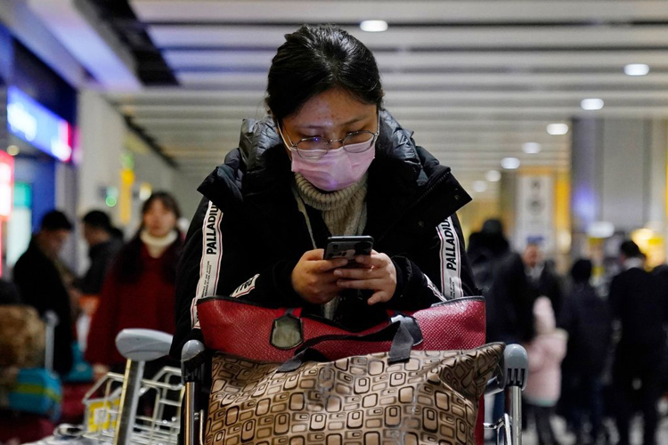 Hành khách tại sân bay Heathrow, London, Anh dịp Tết nguyên đán. Ảnh: Will Oliver/EPA.