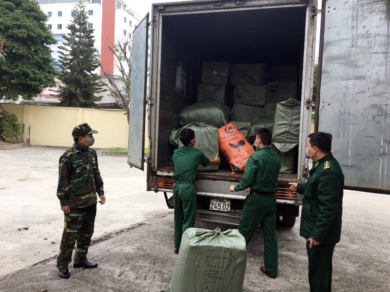 Đồn Biên phòng Cửa khẩu Quốc tế Móng Cái phối hợp với Đội Đặc nhiệm Ma túy Tội phạm bắt giữ xe tải vận chuyển trái phép 50.000 khẩu trang y tế.