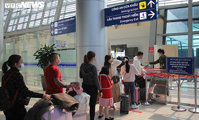 27 du khách Trung Quốc 'cố thủ' ở Nội Bài, 'tẩy chay' 6 người Vũ Hán cùng chuyến bay