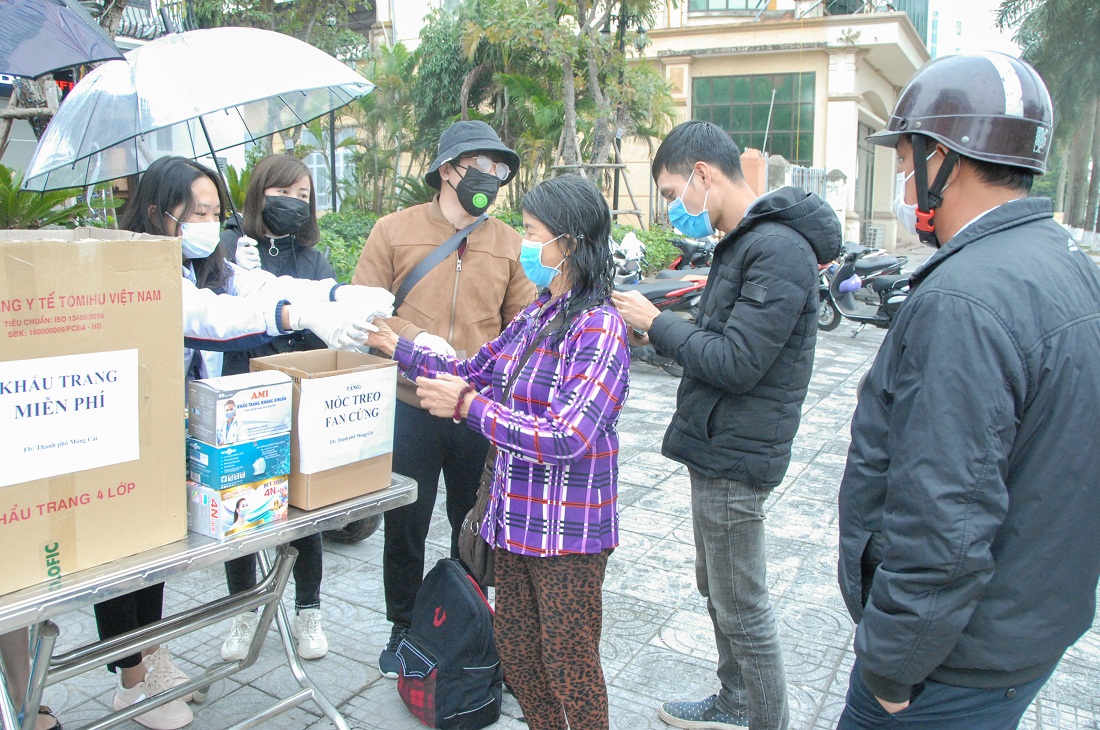 Nhóm tình nguyện chia sẻ khẩu trang miễn phí tại đại lộ Hòa Bình, phường Trấn Phú, TP Móng Cái.