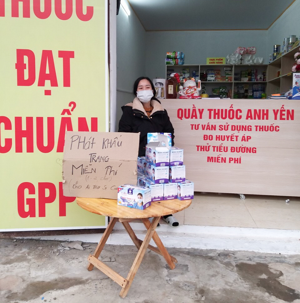 Một quầy thuốc ở chợ Quảng Trung (huyện Hải Hà) đăng biển phát khẩu trang y tế miễn phí cho người dân.
