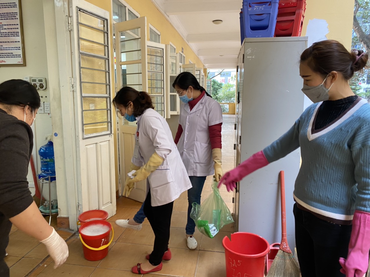 Trường THCS Kim Đồng huy động lực lượng vệ sinh, khử trùng các phòng học.