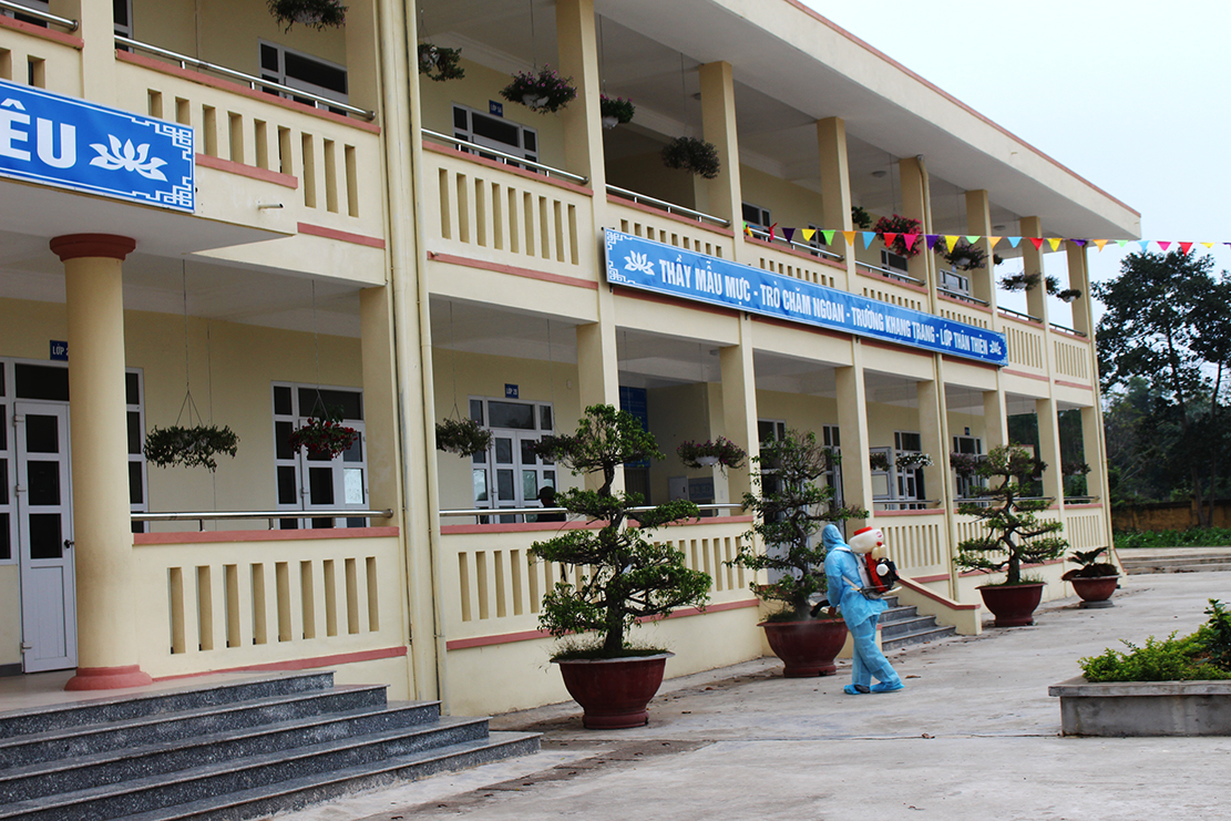 Triển khai phun thuốc tiêu độc khử trùng tại các trường học trên đại bàn huyện.