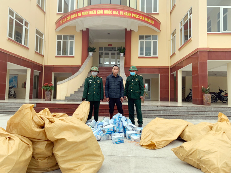 Bùi Văn Hùng cùng 10 bao tải dứa đựng khẩu trang y tế