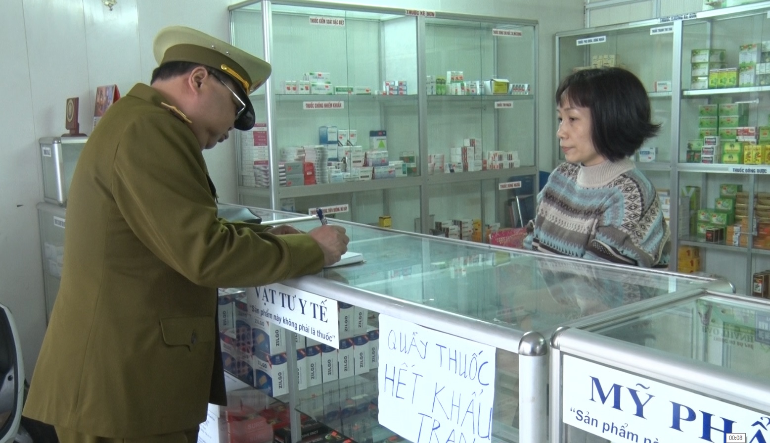 Tại quầy thuốc số 95, phố Hòa Bình, thị trấn Tiên Yên đã tặng miễn phí 3.000 chiếc khẩu trang y tế cho các em học sinh, giáo viên trường TH thị trấn Tiên Yên  để phòng, chống dịch. 