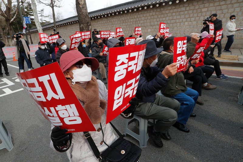 Người Hàn Quốc biểu tình kêu gọi cấm du khách Trung Quốc. (Ảnh: AP).