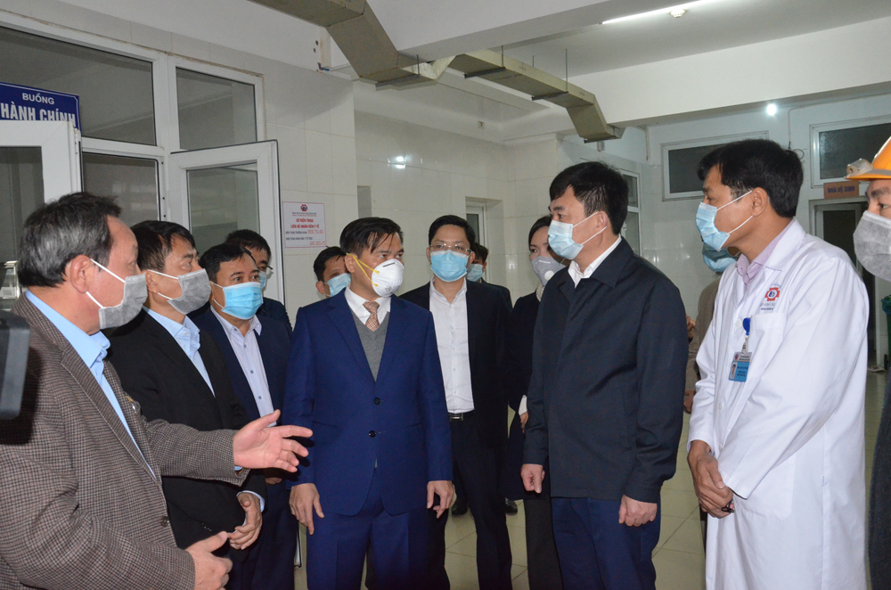 Phó Bí thư Thường trực Tỉnh uỷ kiểm tra công tác phòng, chống dịch bệnh viêm phổi cấp do virus Corona tại Cẩm Phả, Hạ Long