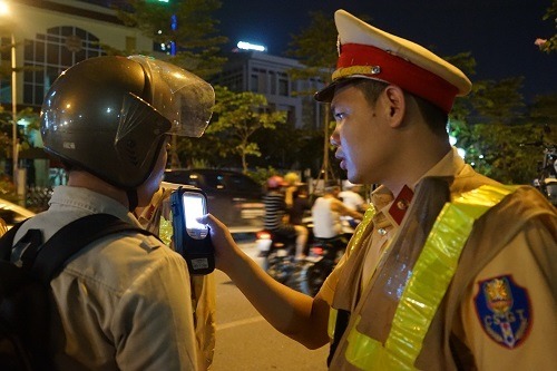 Cảnh sát đo nồng độ cồn của tài xế ở Hà Nội tháng 5/2019. Ảnh: Gia Chính