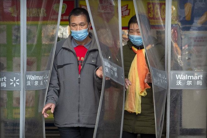 Người dân đeo khẩu trang rời Walmart ở Bắc Kinh. Ảnh: AP.
