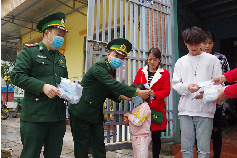 CBCS Đồn Biên phòng Cửa khẩu Quốc tế Móng Cái (Bộ đội Biên phòng tỉnh) tặng khẩu trang miễn phí đến từng hộ dân trên địa bàn. 