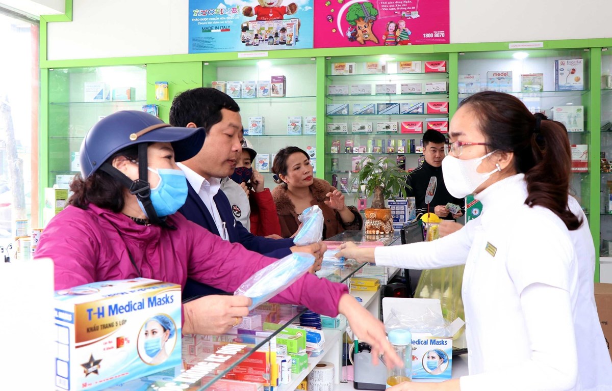 Nhiều hiệu thuốc tại Việt Nam phát khẩu trang miễn phí cho người dân. (Ảnh: Công Tường/TTXVN)