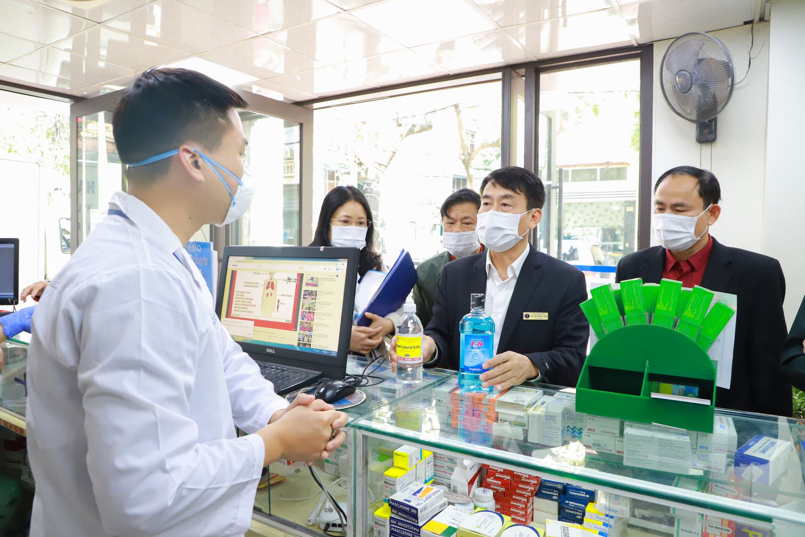 Lãnh đạo Sở Y tế kiểm tra cơ sở kinh doanh thuốc, trang thiết bị y tế tại thành phố Hạ Long. Ảnh: Công Sơn (CDC Quảng Ninh)