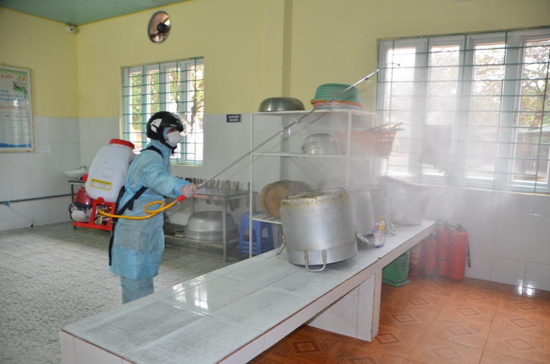 Các trường học ở Móng Cái được phun thuốc khử trùng phòng virus Corona 