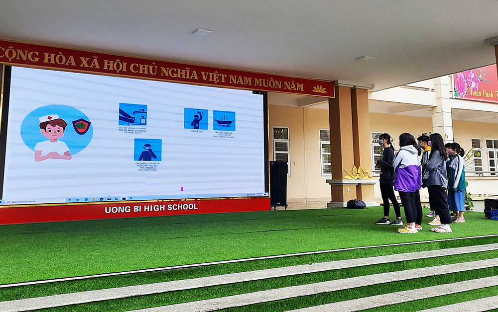 Trường THPT Uông bí chuẩn bị chương trình truyền thông trên màn hình led cung cấp thông tin về dịch bệnh cho học sinh