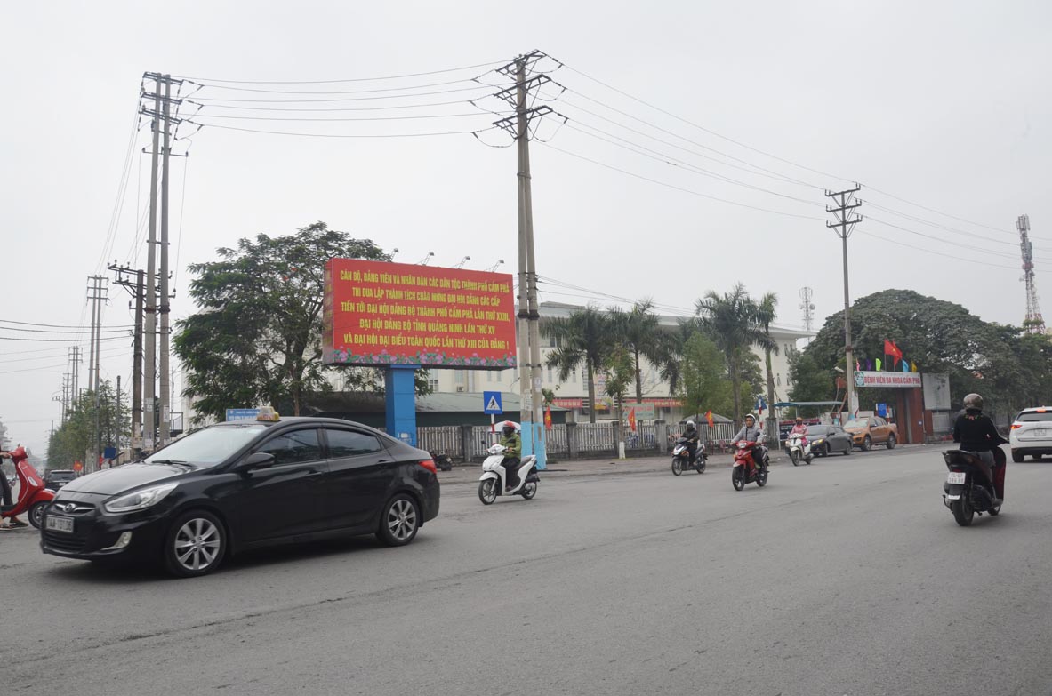 Pa nô khổ to tuyên truyền về Đại hội Đảng tại phường Cẩm Thành, TP Cẩm Phả.