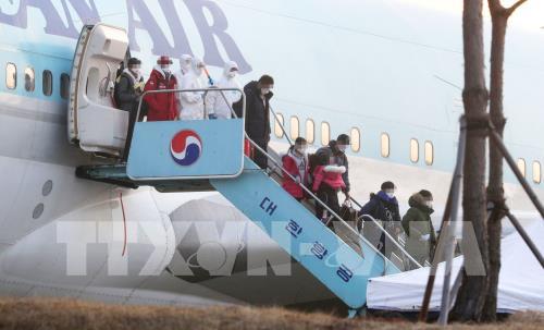 Công dân Hàn Quốc được sơ tán từ Vũ Hán, tâm dịch viêm phổi do virus corona chủng mới gây ra, về tới sân bay quốc tế Gimpo ở Seoul ngày 31/1/2020. Ảnh: Yonhap/TTXVN