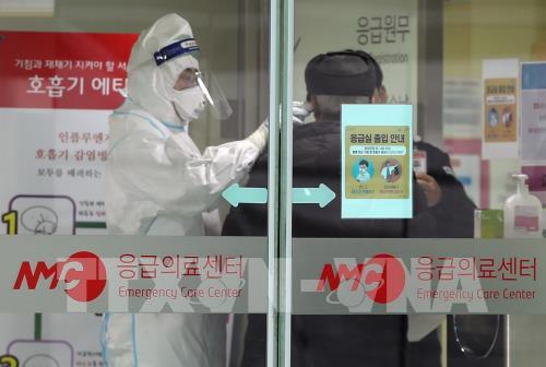 Nhân viên y tế kiểm tra thân nhiệt hành khách tại bệnh viện trung tâm Seoul, Hàn Quốc ngày 27/1/2020. Ảnh: YONHAP/TTXVN