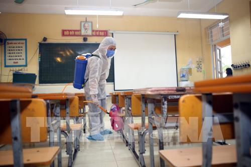 Phun thuốc khử trùng tại Trường Tiểu học Tân Định, Quận Hoàng Mai(Hà Nội). Ảnh: Danh Lam – TTXVN