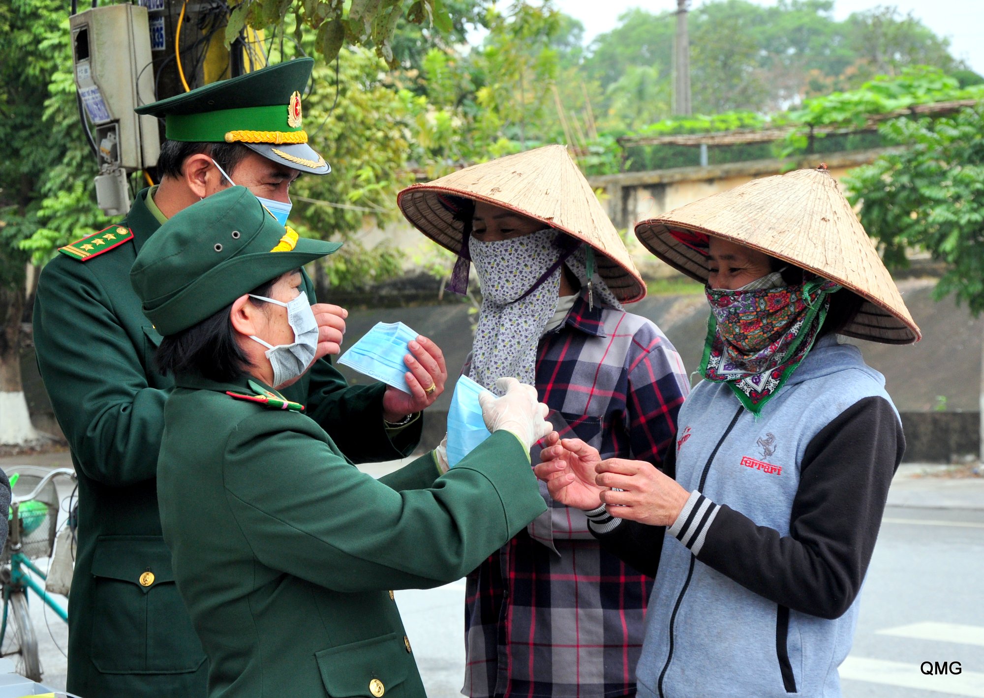 CBCS Biên phòng hướng dẫn cách đeo khẩu trang y tế đúng chuẩn cho người dân trên địa bàn phường Ka Long.