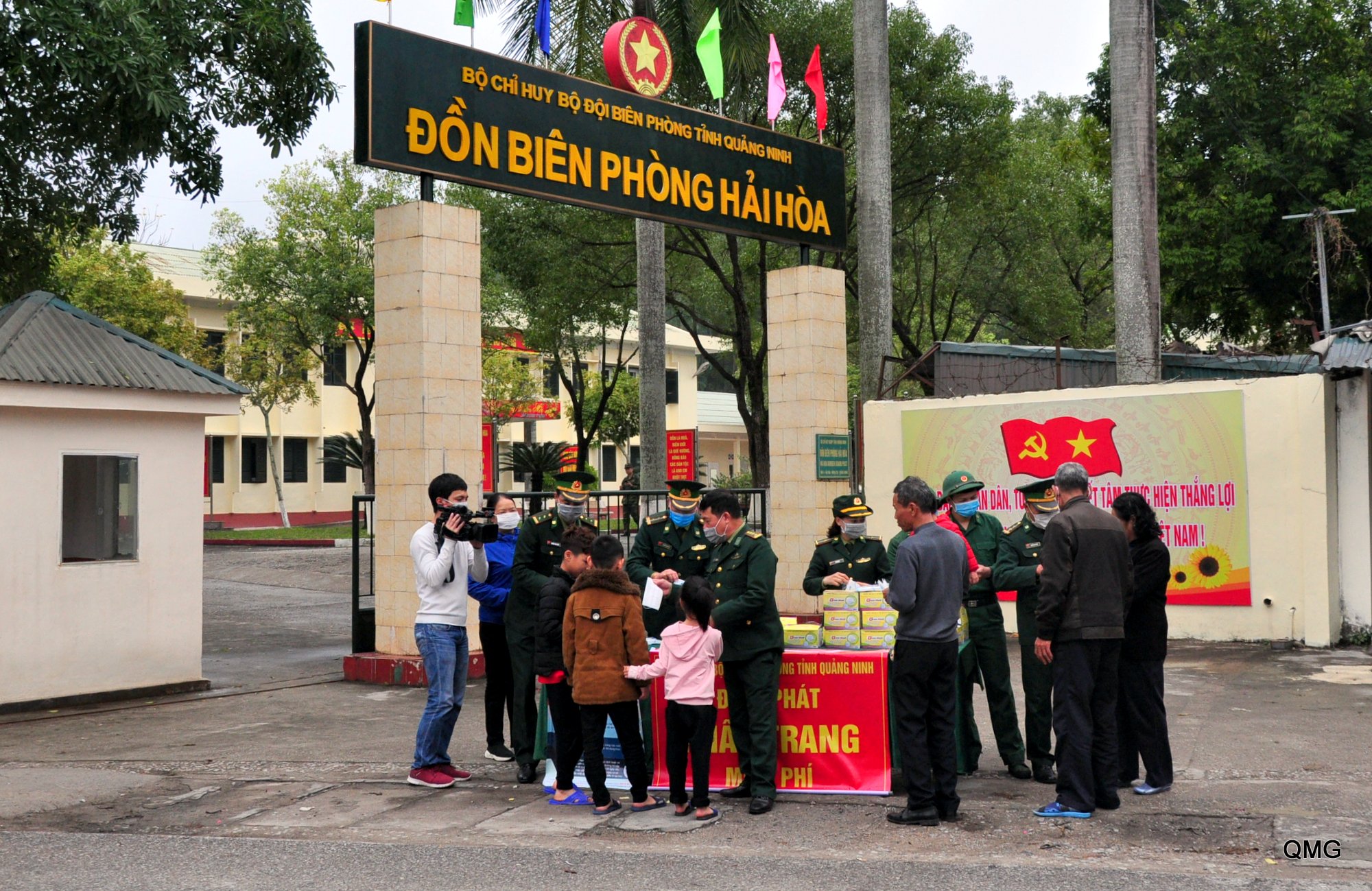 Đồn Biên phòng Hải Hòa tổ chức điểm phát khẩu trang miễn phí cho nhân dân trên địa bàn đơn vị đóng quân.