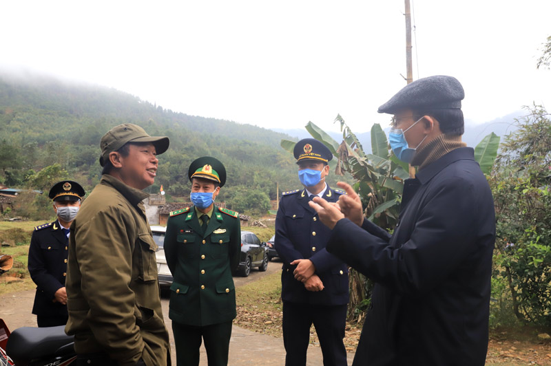 Lãnh đạo huyện và lực lượng biên phòng, hải quan tuyên truyền trực tiếp phòng chống dịch cho người dân sống tại khu vực biên giới xã Đồng Văn.