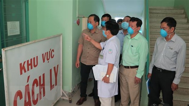 Lãnh đạo tỉnh Khánh Hòa kiểm tra khu vực điều trị bệnh nhân nhiễm virus corona (nCoV) ở Bệnh viện Bệnh nhiệt đới sáng 2/2. (Ảnh: Phan Sáu/TTXVN)