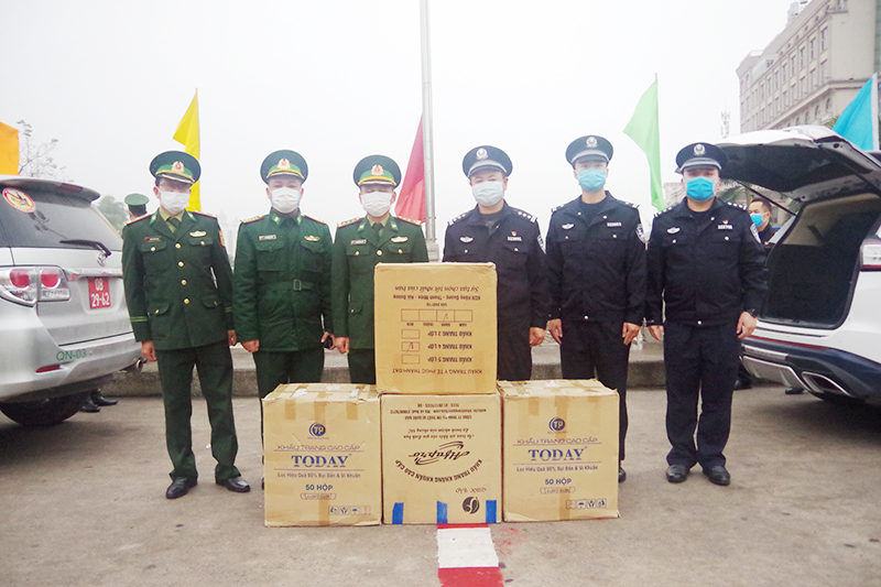 Lãnh đạo Đồn BPCKQT Móng Cái trao tặng 10.000 khẩu trang cho Trạm kiểm soát biên phòng Đông Hưng (Trung Quốc).)