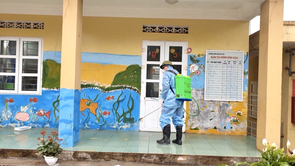 Trung tâm Y tế huyện Tiên Yên phối hợp vs các trường hợp phun khử khuẩn môi trường khuôn viên lớp học tại các trường học trên địa bàn huyện