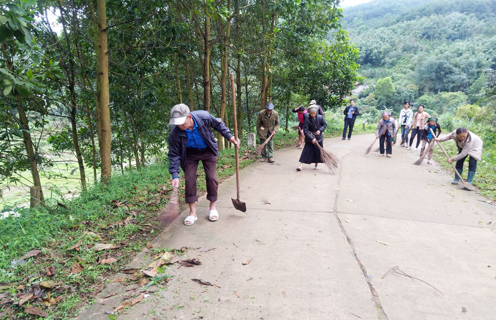 Người dân xã Đại Dực (Tiên Yên) dọn dẹp vệ sinh môi trường đường làng ngõ xóm.