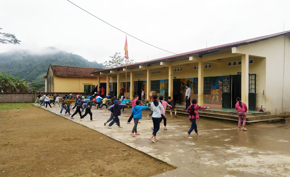 Một tiết sinh hoạt giữa giờ của học sinh Trường Tiểu học, Trung học cơ sở Đại Dực tại điểm trường Khe Tao.