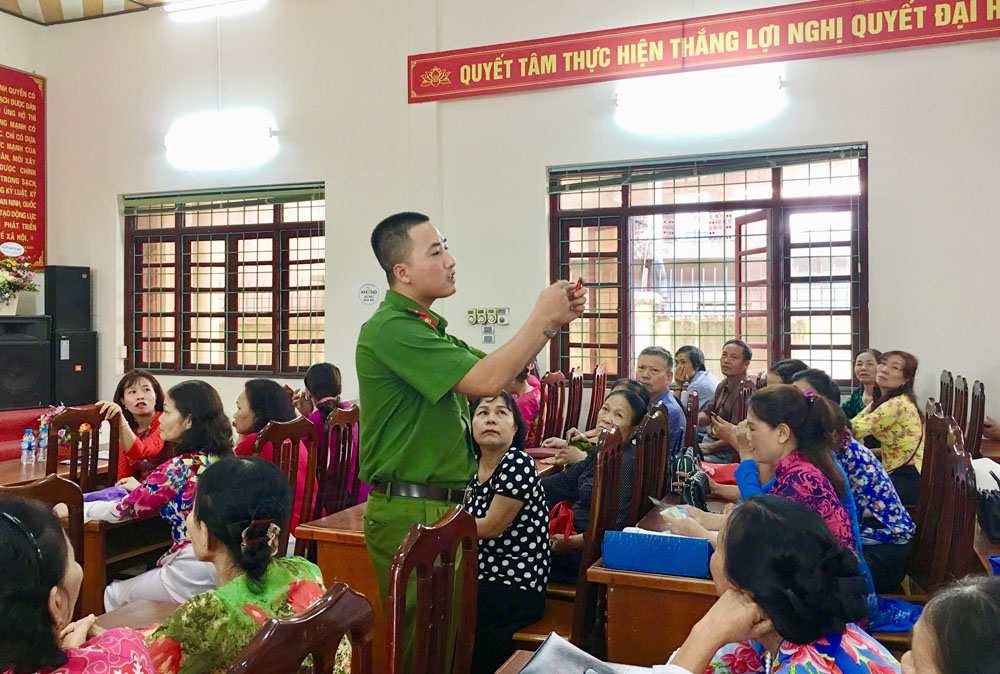 Đại diện công an thành phố Uông Bí tuyên truyền các nội dung tại hội nghị.