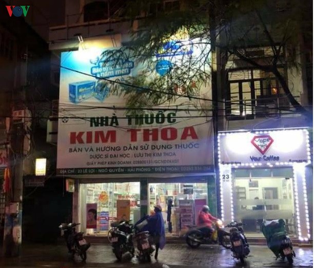 Nhà thuốc Kim Thoa đã bị xử phạt 30 triệu đồng vì bán khẩu trang với giá 400.000 đồng/hộp, gấp 16 lần giá niêm yết trên sản phẩm.