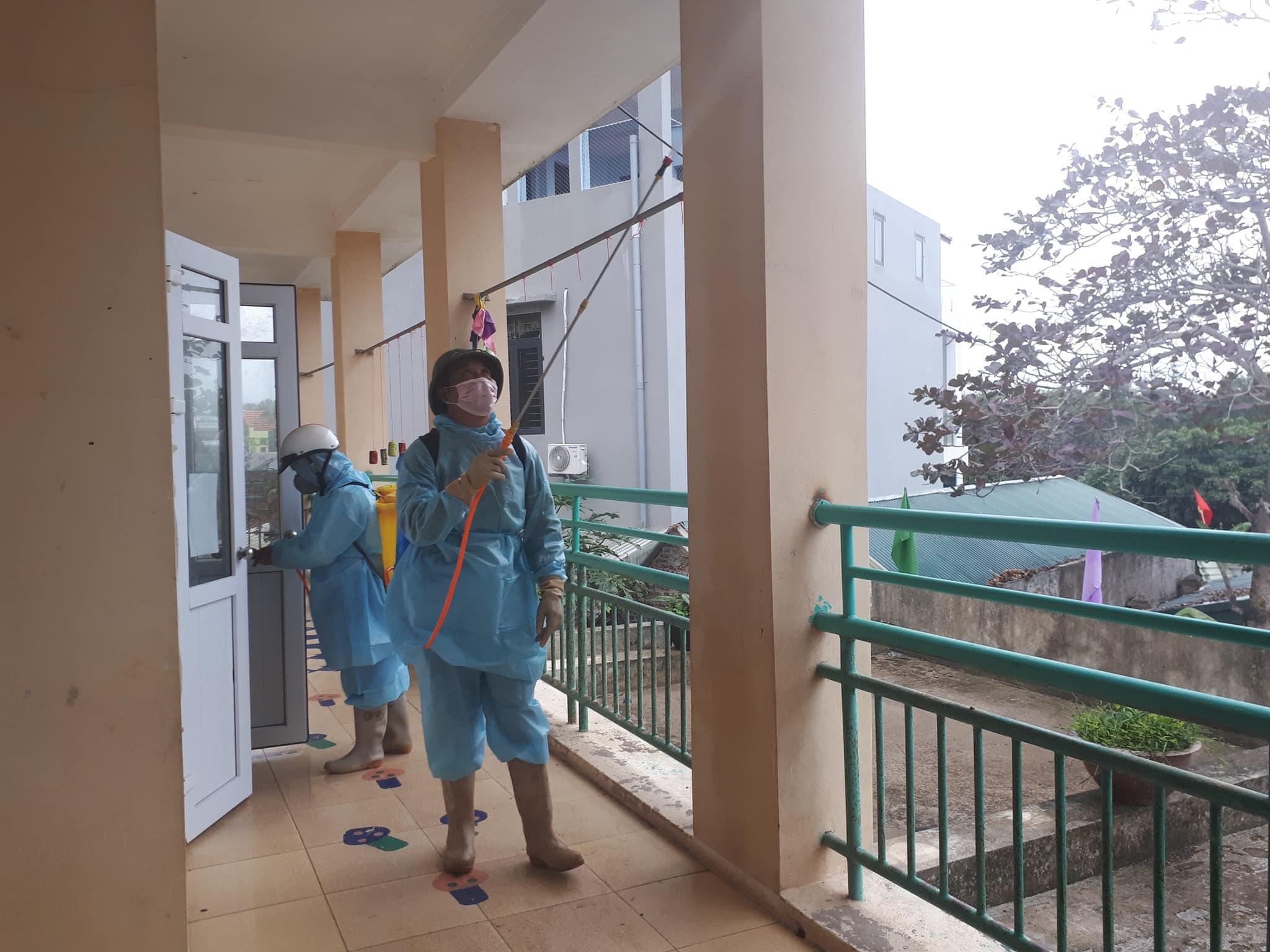 Huyện Tiên Yên chỉ đạo phun khử trùng tại các trường học trên địa bàn