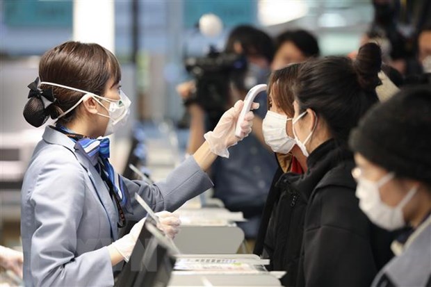 Nhân viên hàng không kiểm tra thân nhiệt các hành khách trước khi họ về Vũ Hán (Trung Quốc) tại sân bay quốc tế thủ đô Tokyo, Nhật Bản ngày 31/1/2020. (Nguồn: THX/TTXVN)