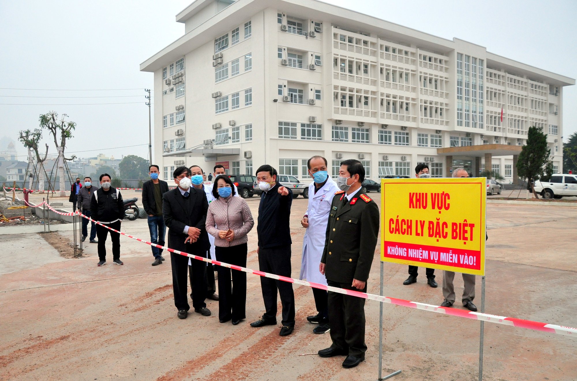 Bí thư Tỉnh ủy Nguyễn Xuân Ký chỉ đạo thành lập tạm thời Bệnh viện cách ly đặc biệt tại TP Móng Cái.