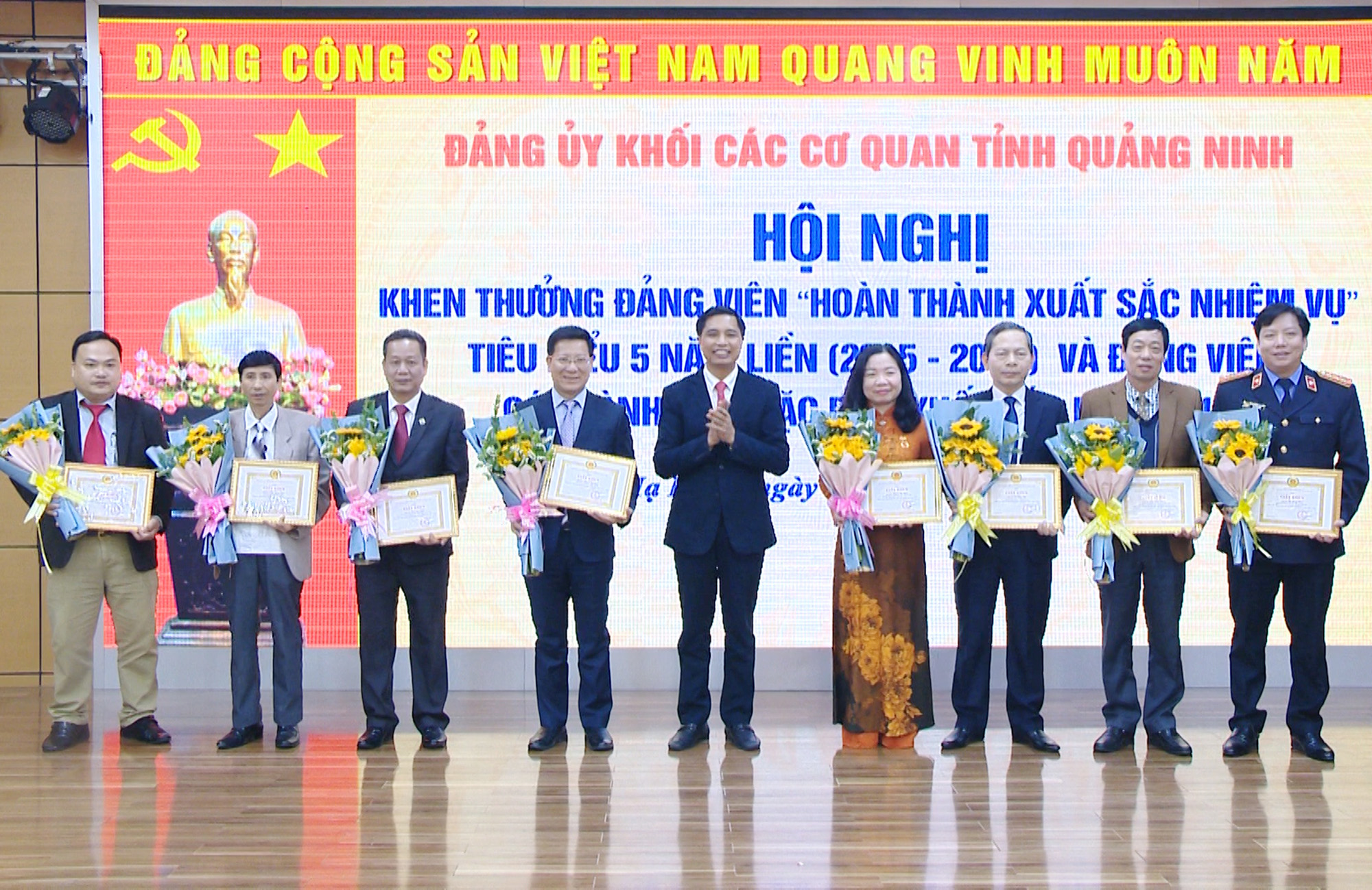 Đảng ủy Khối Các cơ quan tỉnh tổ chức trao huy hiệu 30 năm tuổi Đảng