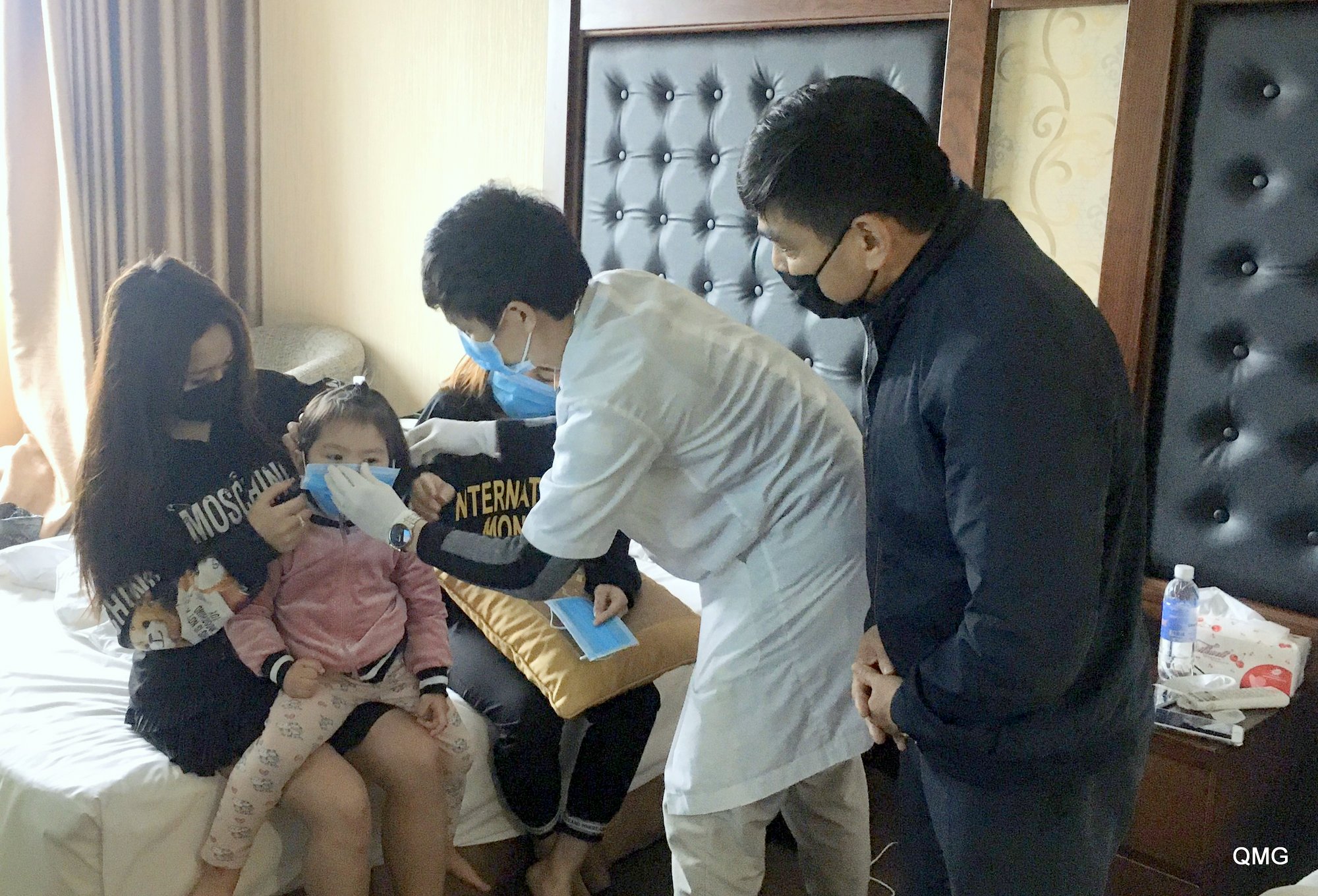 Mẹ con chị Hoàng Thị Liên (trú tại huyện Bình Gia, tỉnh Lạng Sơn) cùng con gái hơn 3 tuổi đi thăm thân tại Đông Hưng (Trung Quốc), nhập cảnh về qua Cửa khẩu Quốc tế Móng Cái chiều tối 2/2. 