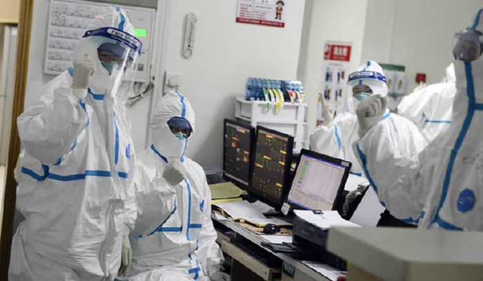 Các bác sĩ ở bệnh viện Vũ Hán đang căng mình đối phó với dịch bệnh virus Corona. Ảnh: Reuters
