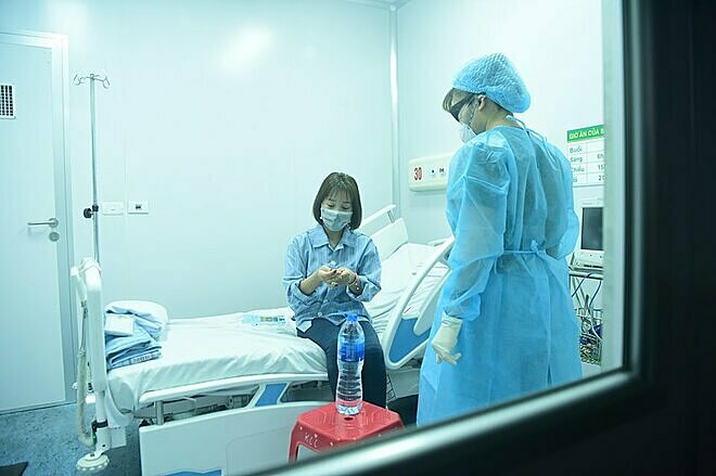 Bệnh nhân viêm phổi đang cách ly tại Bệnh viện Bệnh nhiệt đới Trung ương, Đông Anh, Hà Nội. Ảnh: Giang Huy