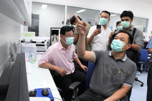 ộ trưởng Y tế Thái Lan Anutin Charnvirakul kiểm tra kết quả của bệnh nhân nhiễm virus Corona tại Viện truyền nhiễm Bamrasnaradura (tỉnh Nonthaburi, ngoại ô Bangkok, Thái Lan). Ảnh: AFP