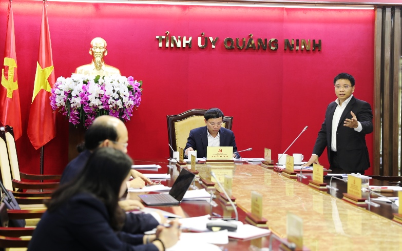 Chủ tịch UBND tỉnh Nguyễn Văn Thắng phát biểu tại cuộc họp.