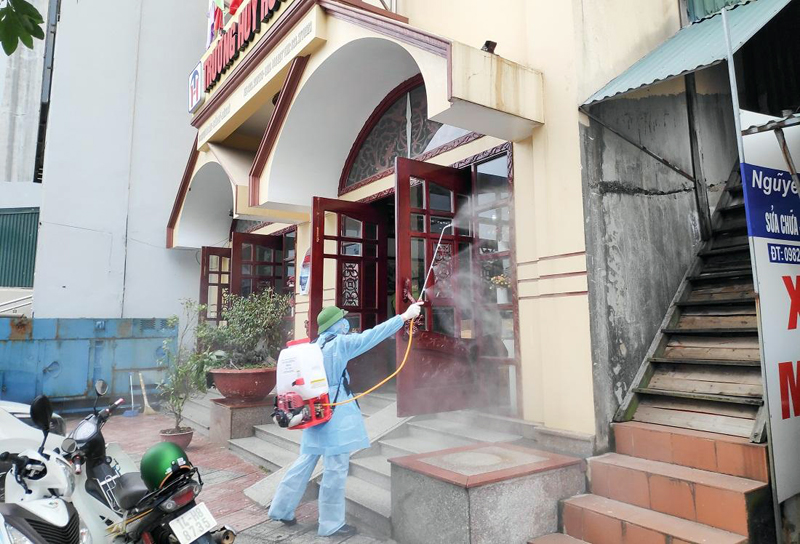Thành phố Móng Cái phun tiêu độc khử trùng khu vực cách ly người dân nhập cảnh từ Trung Quốc qua Cửa khẩu Quốc tế Móng Cái.