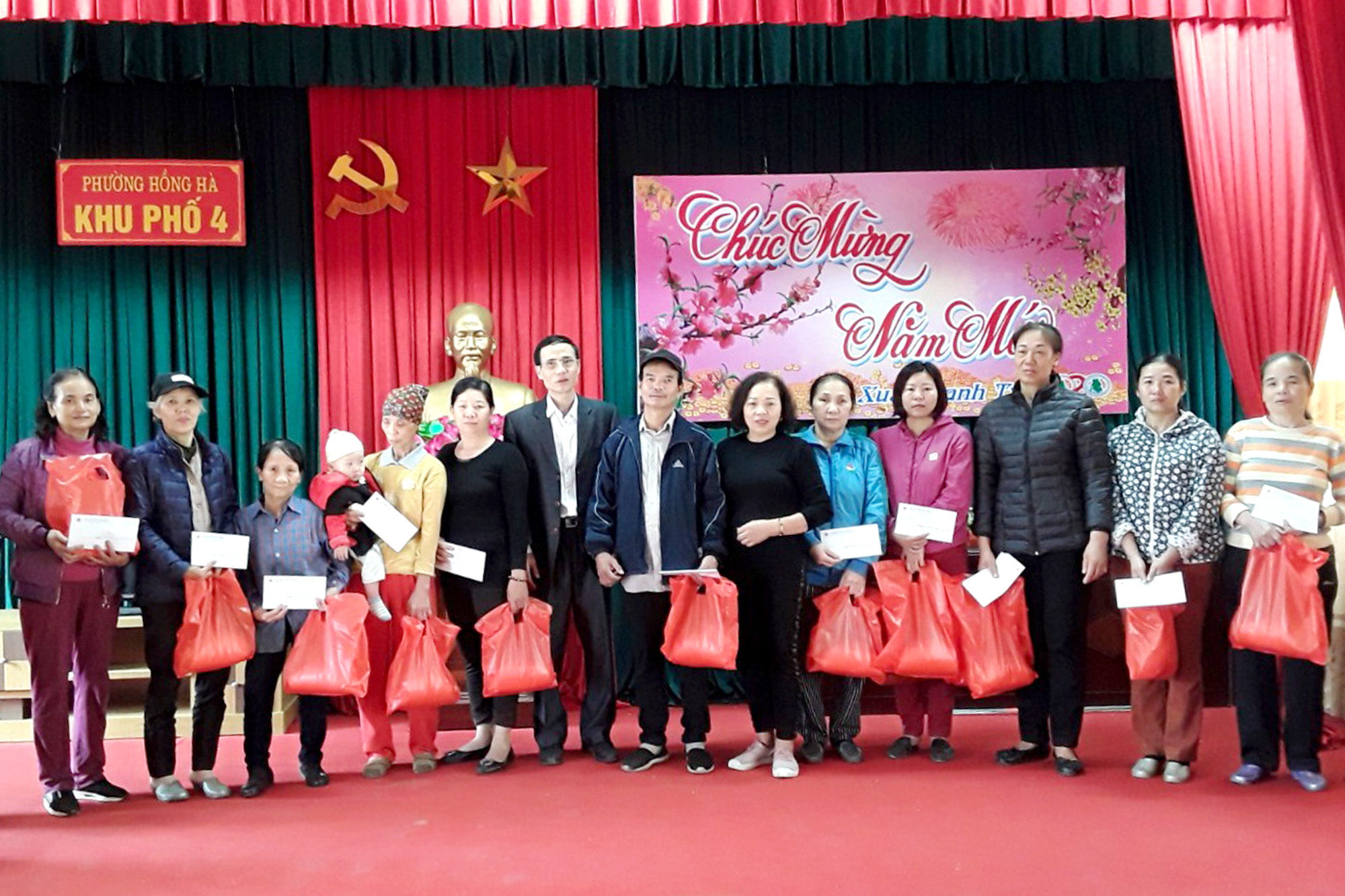 Lãnh đạo khu phố 4, phường Hồng Hà, TP Hạ Long, tặng quà cho 13 hộ gia đình có hoàn cảnh đặc biệt khó khăn trên địa bàn khu.