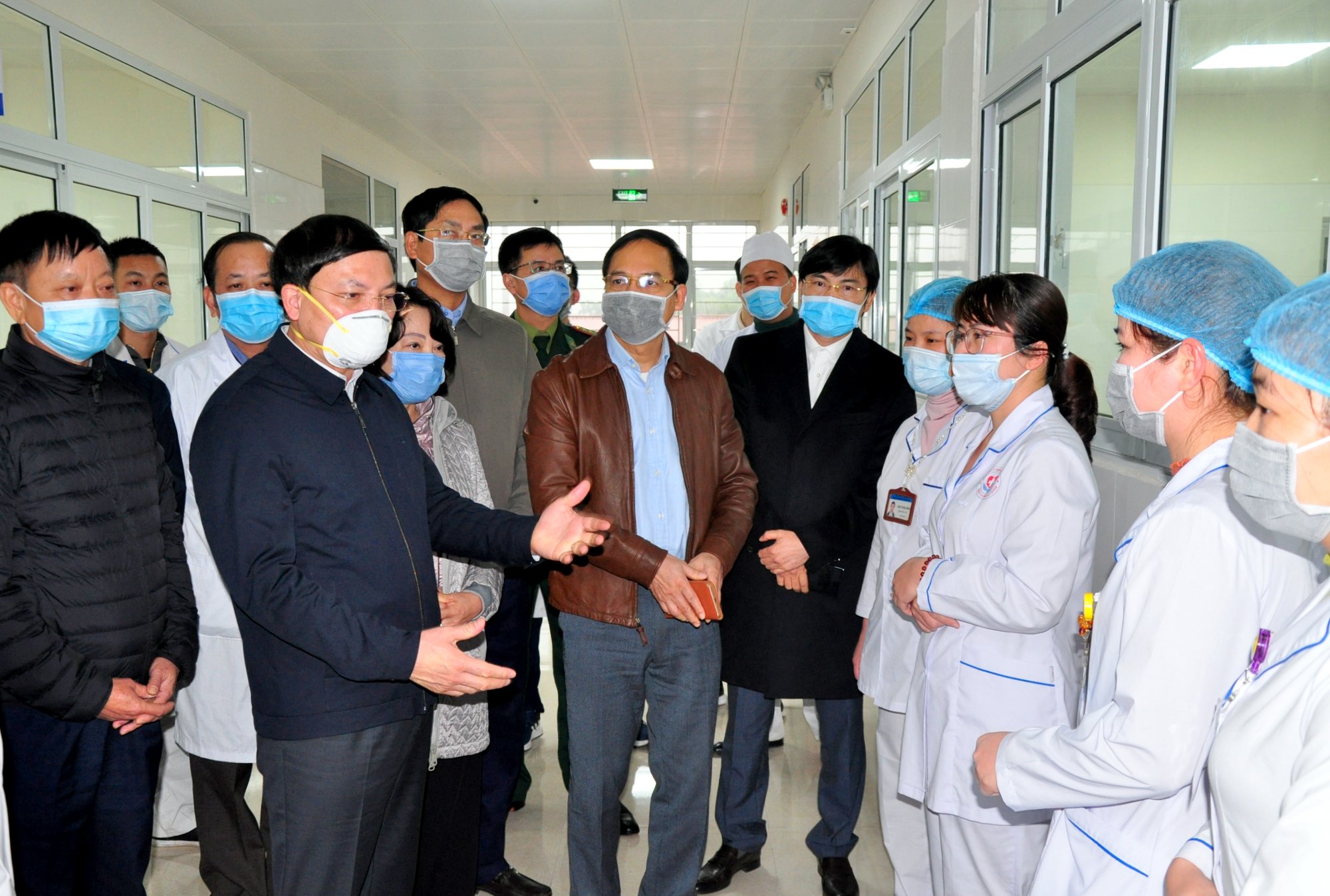 Đồng chí Nguyễn Xuân Ký cùng các đồng chí lãnh đạo tỉnh, lãnh đạo các sở, ngành động viên các cán bộ, y, bác sĩ làm nhiệm vụ trực tiếp tại khu bệnh viện cách ly đặc biệt.